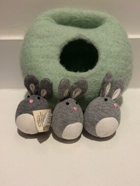 Lovevery 3 Bunnies In A Felt Burrow Babbler Kit Toddler Toy Montessori Baby Play